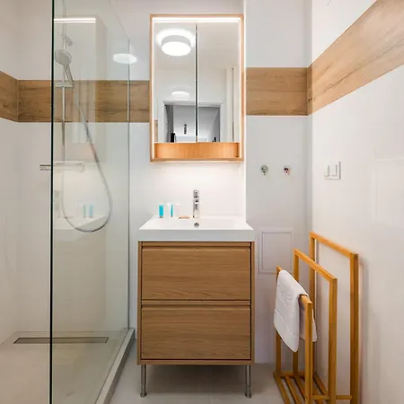 Powisle Spacious By Bookinghost *