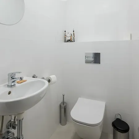 Powisle Spacious By Bookinghost