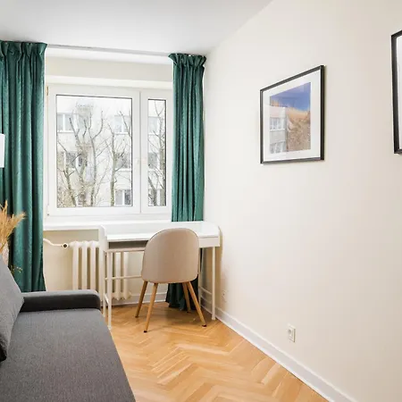 Powisle Spacious By Bookinghost